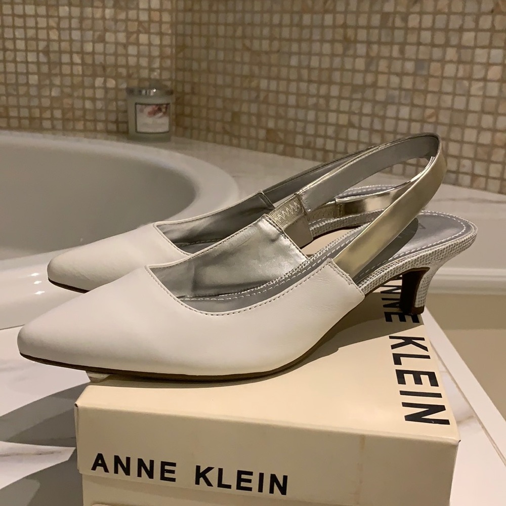 Ann Klein size 7 slingback white and silver shoe